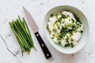Green onion is a light and flavorful addition to meals. (Image via Pexels/Karolina Grabowksi)